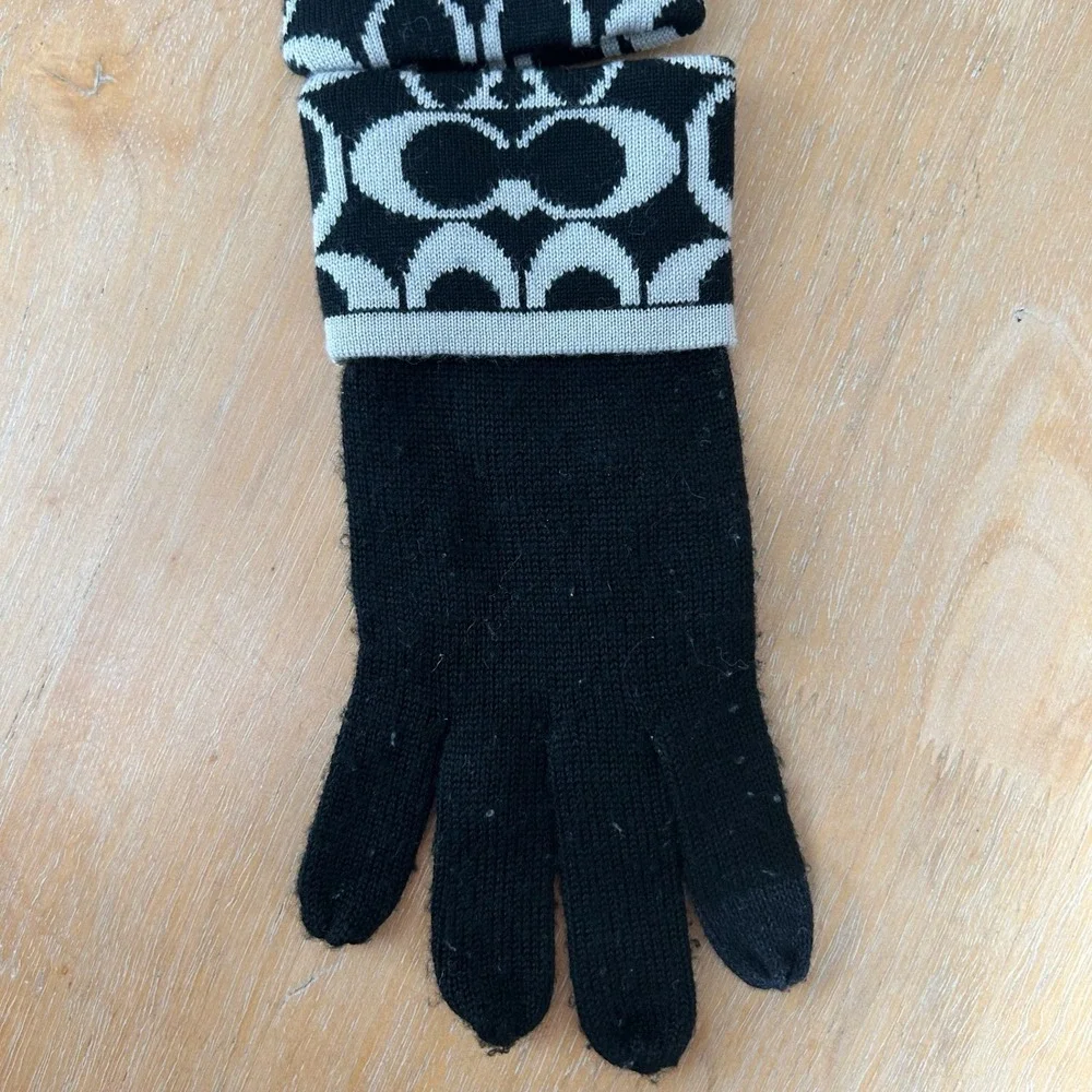 Coach Signature Logo Black Knit Gloves Womens One Size Wool Blend Old Money‎
